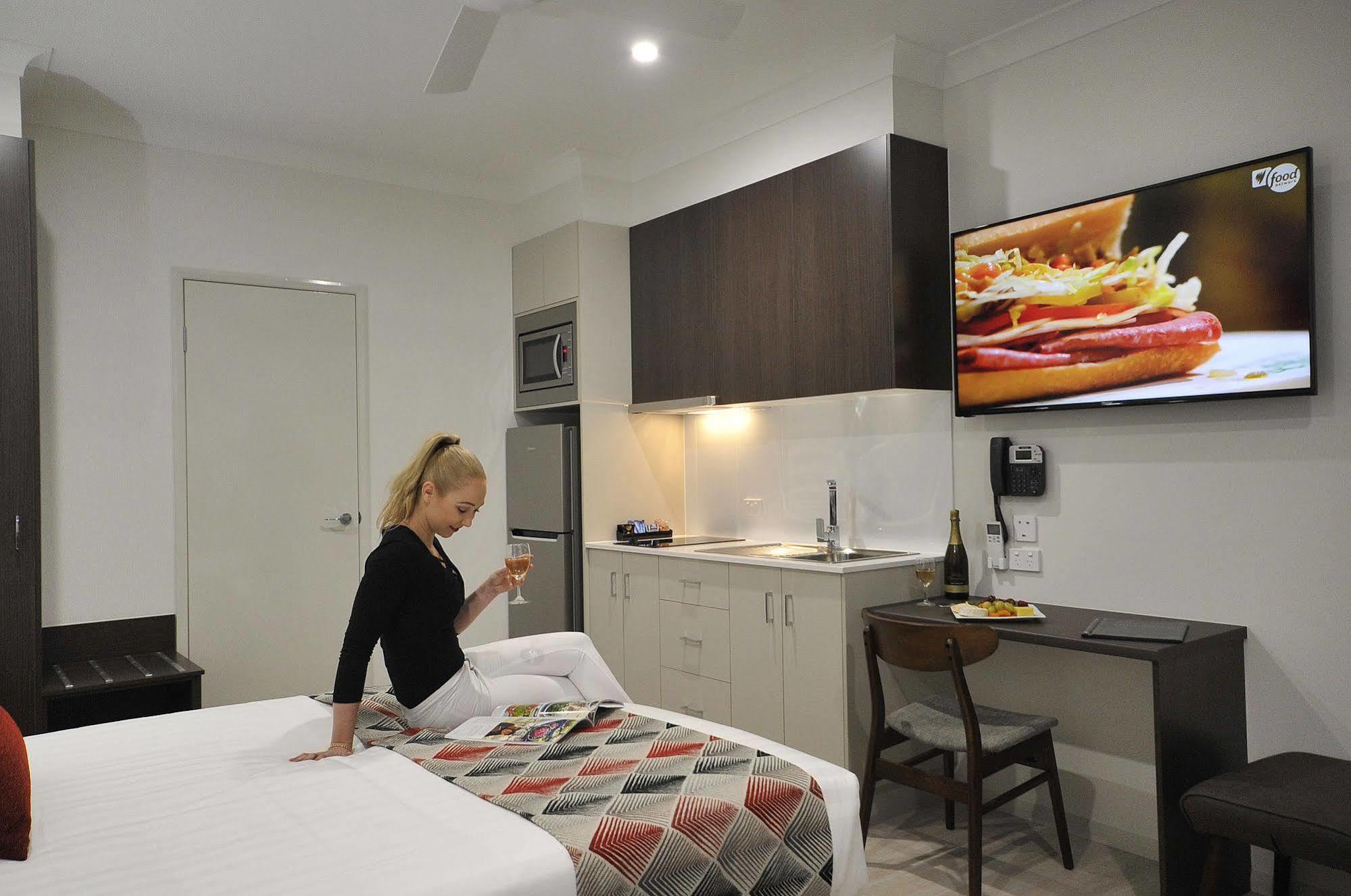 Northpoint Motel Apartments Тувумба Экстерьер фото